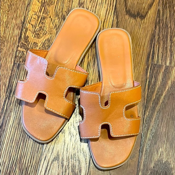 Stylish Tan Slide Sandals 9(8.5) - Picture 1 of 2